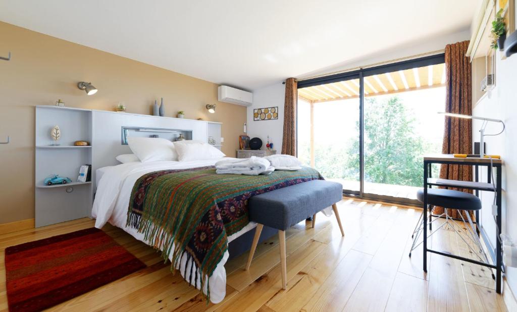 Chalet de charme climatisé, son Jacuzzi – SPA privatif et la piscine de la Maison Bleue du Gers — love room à Savignac-Mona