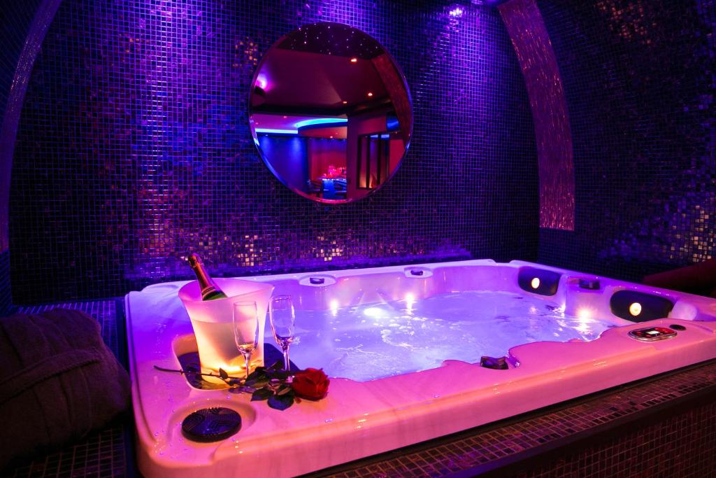 L&rsquo;Insolite Spa Privatif  »Suite Luxueuse-Jacuzzi » — love room à Toulouse