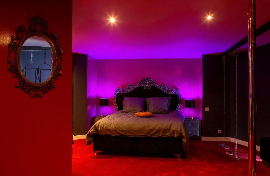 SUITE PLAYROOM Love Hotel Toulouse — love room à Toulouse