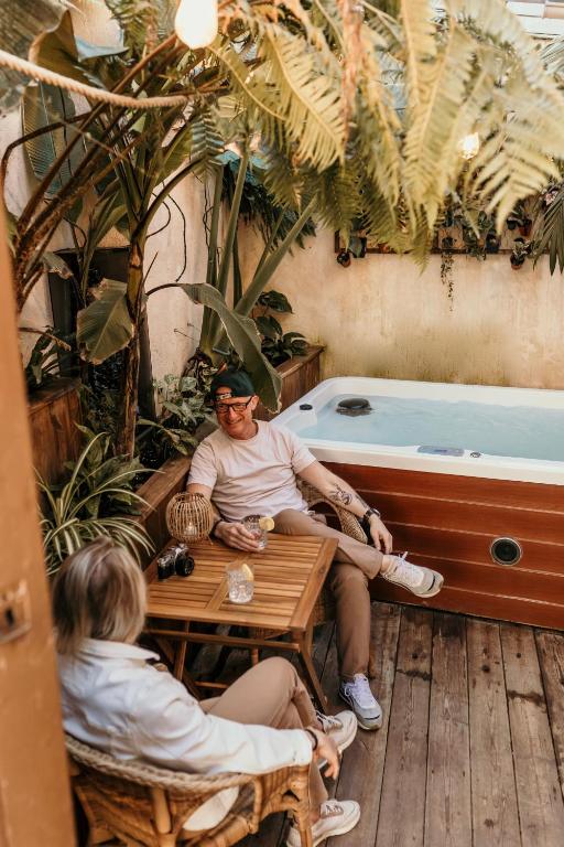 myinsolite – Cocon Tropical, jacuzzi, énigme — love room à Vauvert