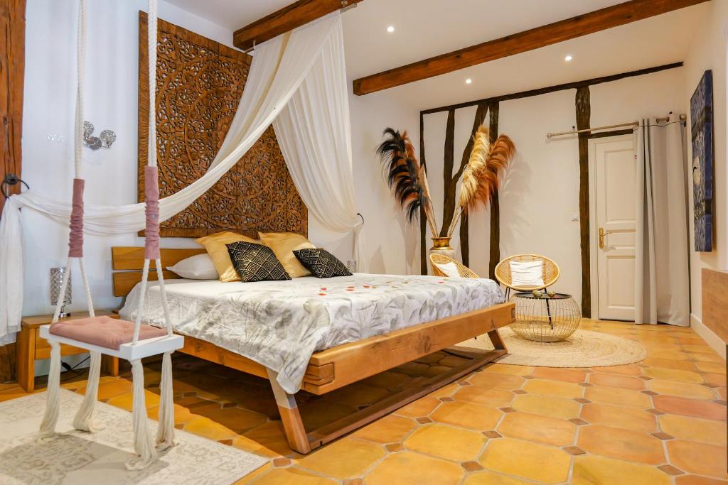 LE PRIEURE – Suites romantiques spa privatif, piscine, jardin, massages proche de Toulouse — love room à Verfeil