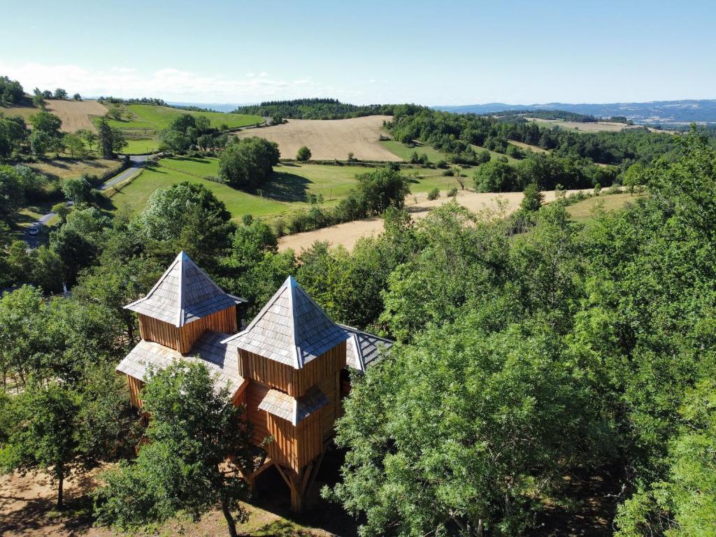 Cabane Château dans les arbres avec spa privatif- Messilhac — love room à Vieille-Brioude