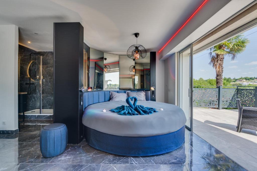 L&rsquo;Horizon – Suite romantique avec jacuzzi, sauna, piscine & vidéo projecteur — love room à Vieille-Toulouse