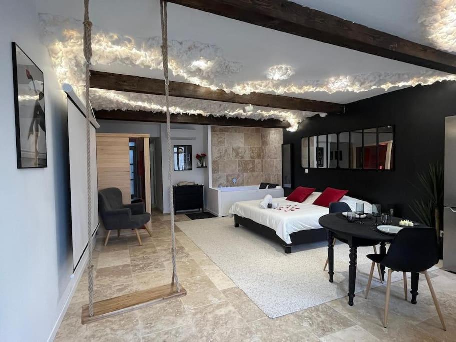 Love Room romantique – Jacuzzi et Sauna intimes — love room à Villemur-sur-Tarn