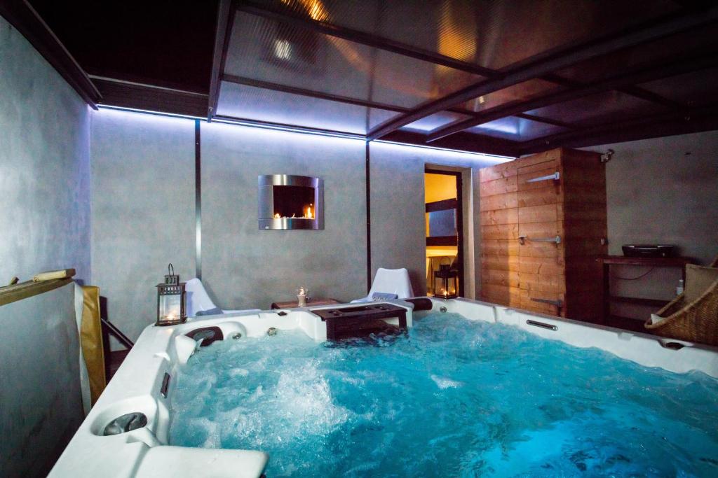 Chambres d&rsquo;hotes Deluxe Jacuzzi Mas de l&rsquo;Etoile — love room à Aigues-Mortes