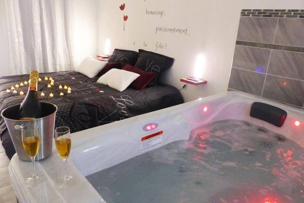 Nuit romantique avec Jacuzzi SPA privatif proche TOULOUSE — love room à Auterive