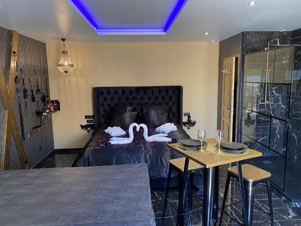 Désirs d&rsquo;une nuit – Loveroom jacuzzi — love room à Cagny