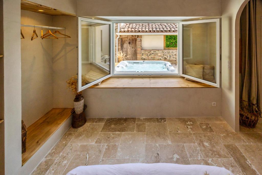 l&rsquo;Alcove – SPA&SAUNA privé – Oliveraie d&rsquo;Eurocentre — love room à Castelnau-d