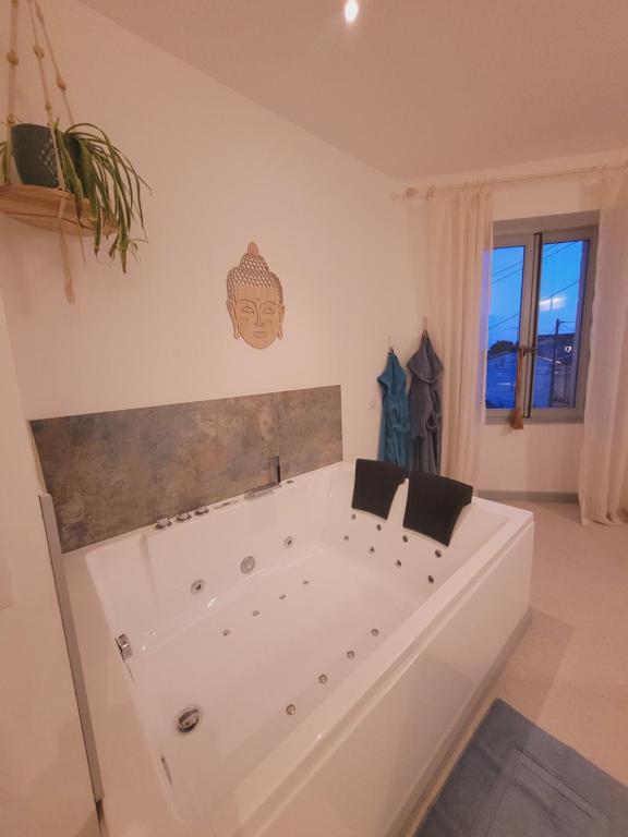 La Promenade Suite & Spa — love room à Congéniès