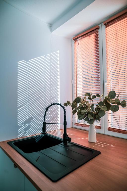 Nuit romantique, Suite avec jacuzzi et cinéma privé au design Japandi — love room à Guebwiller