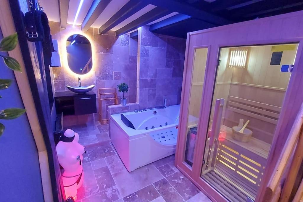 Plage Loveroom sauna, balnéo, parking privé dans le centre de Honfleur — love room à Honfleur