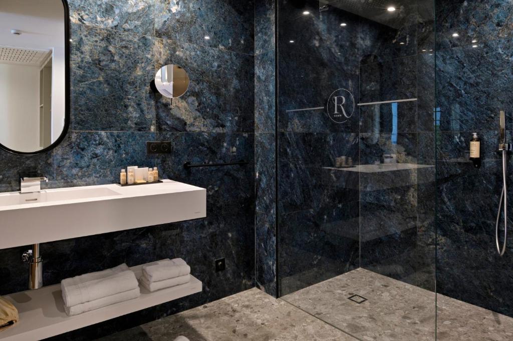 En bord de plage Hôtel & Spa Rocabella — love room à L