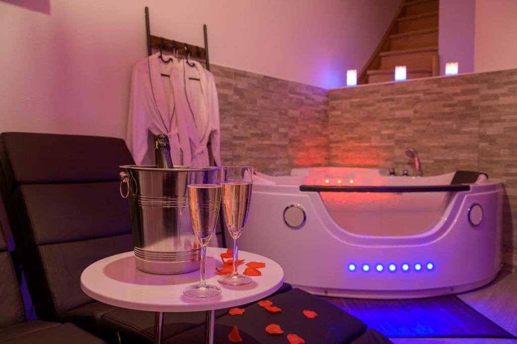 Love Room – Suite romantique avec spa privatif — love room à Le Puy-en-Velay