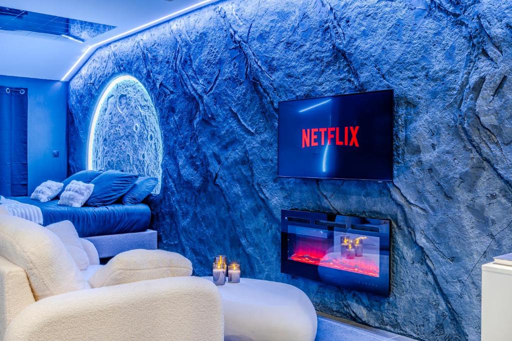 Le Céleste – Suite romantique immersive avec sauna et spa privatif — love room à Lesparre-Médoc