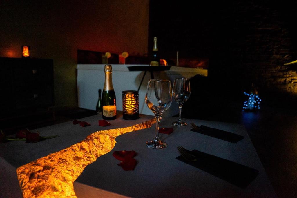 Plage LOVE Suites & SPA « Le Loft » avec Jacuzzi privatif — love room à Médis