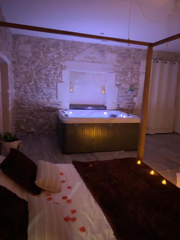 Suite de caractère avec Jacuzzi — love room à Milhaud