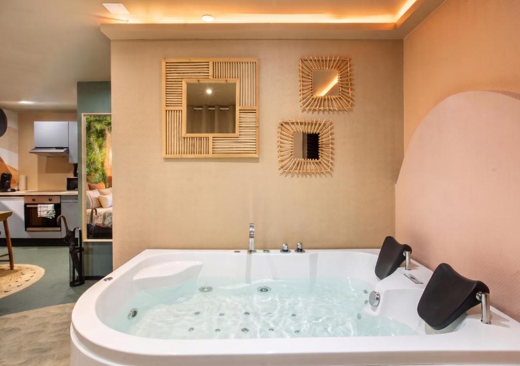 Éden Doré – Suite Jacuzzi Privatif & Parking — love room à Mulhouse