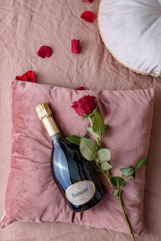 @Romantic Suite & Spa @Jacuzzi @ Parking gratuit @ — love room à Mulhouse
