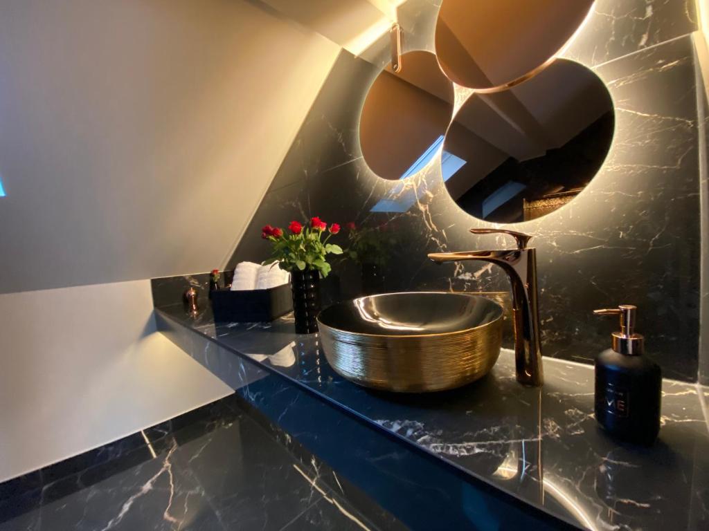 Magnifique Villa le89golden jacuzzi et sauna privatif — love room à Mulhouse