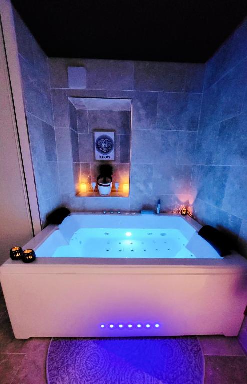 – LA SUITE DELOS – JACUZZI 2 PLACES – CENTRE VILLE A PIED – LIT QUEEN SIZE – PARKING PRIVÉE – WIFI – City Center within walking distance – — love room à Quimper