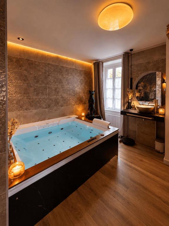 KalypsÔ Suite 5 étoiles Balnéo & sauna privatifs — love room à Quimperlé