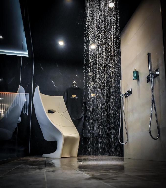 LES SECRETS ROOMS, LOVE ROOM DE LUXE AVEC JACUZZI — love room à Rivesaltes