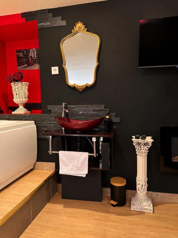 « La Chambre Obscure » Loveroom jacuzzi privatif — love room à Saint-Amarin
