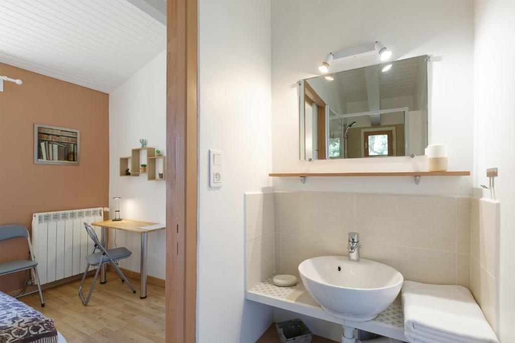Chalet de charme climatisé, son Jacuzzi – SPA privatif et la piscine de la Maison Bleue du Gers — love room à Savignac-Mona