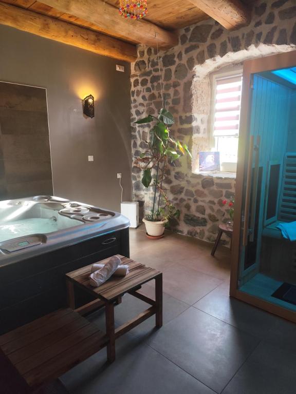 Suite romantique privative en pleine nature Au chant de l&rsquo;eau — love room à Siaugues Ste Marie