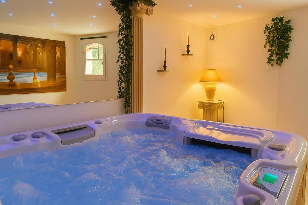 Villa Ohna – Gîte Romantique avec Spa Privé — love room à Vals-les-Bains