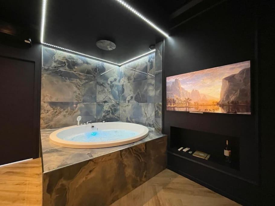 myinsolite-l&rsquo;onyx — love room à Vauvert