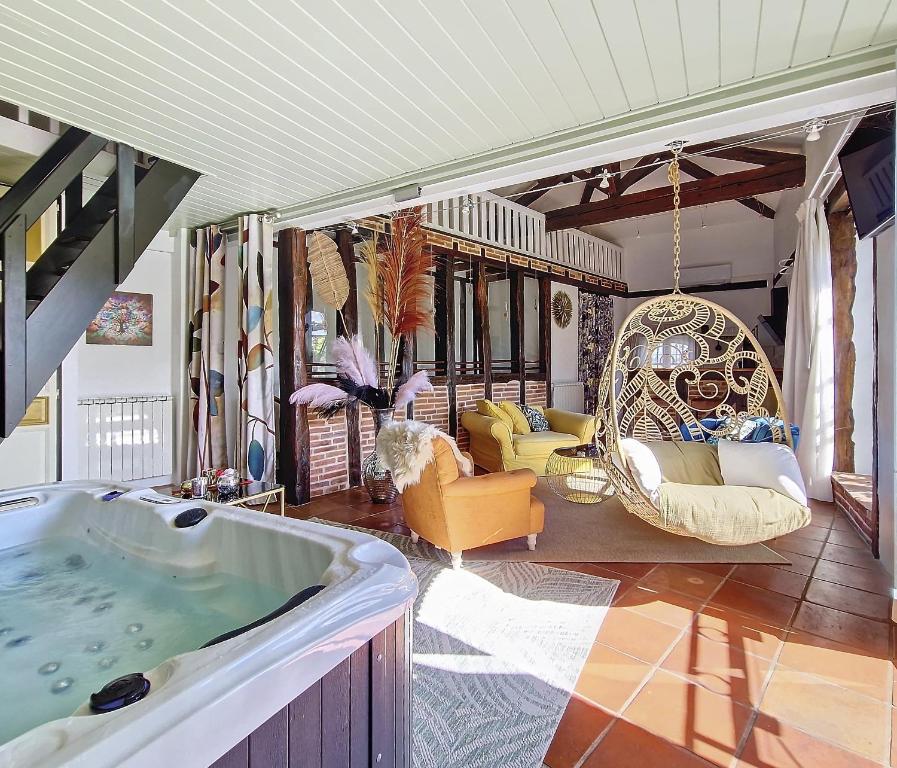 LE PRIEURE – Suites romantiques spa privatif, piscine, jardin, massages proche de Toulouse — love room à Verfeil