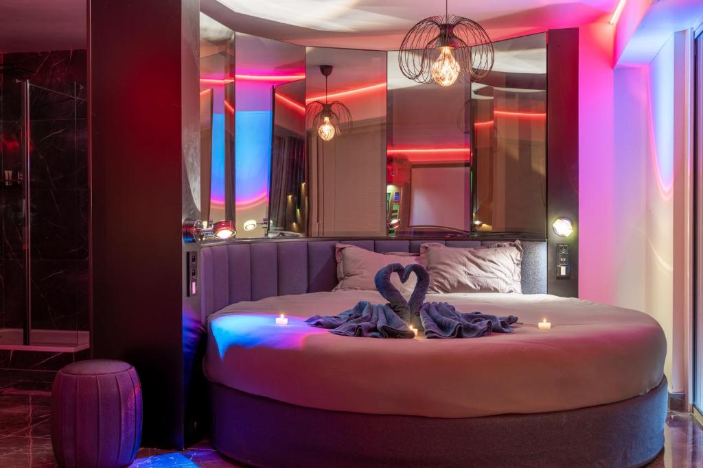 L&rsquo;Horizon – Suite romantique avec jacuzzi, sauna, piscine & vidéo projecteur — love room à Vieille-Toulouse