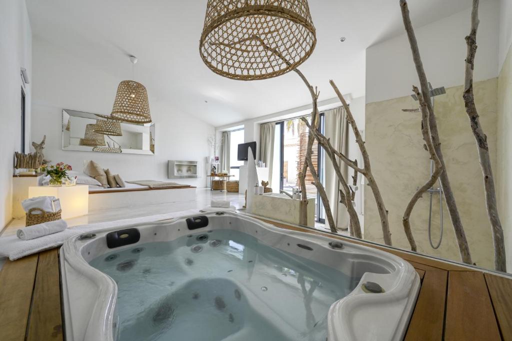 Mas Sainte Marie ,Piscine Chauffée — love room à Aigues-Mortes