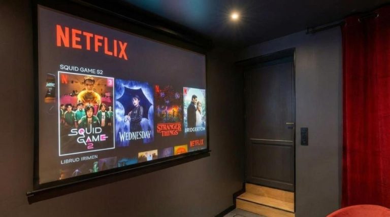 Love room CinemaRoom Auterive Suite cinéma privée Love Room Netflix proche Toulouse à Auterive