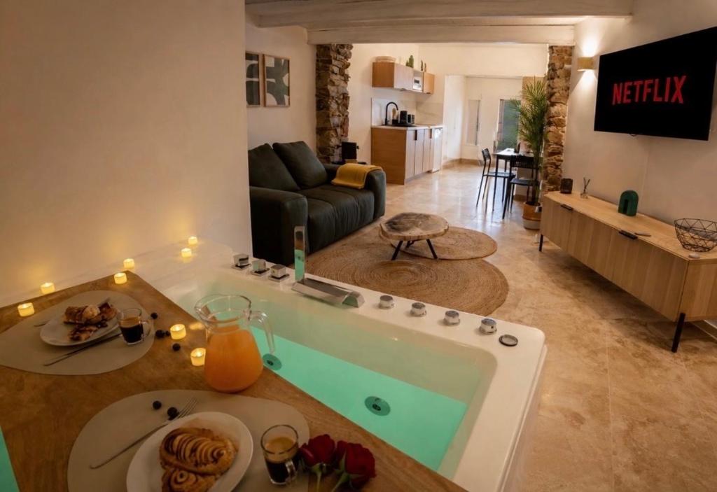 Une love room romantique avec jacuzzi pour couple à Bastia (Inconnu)