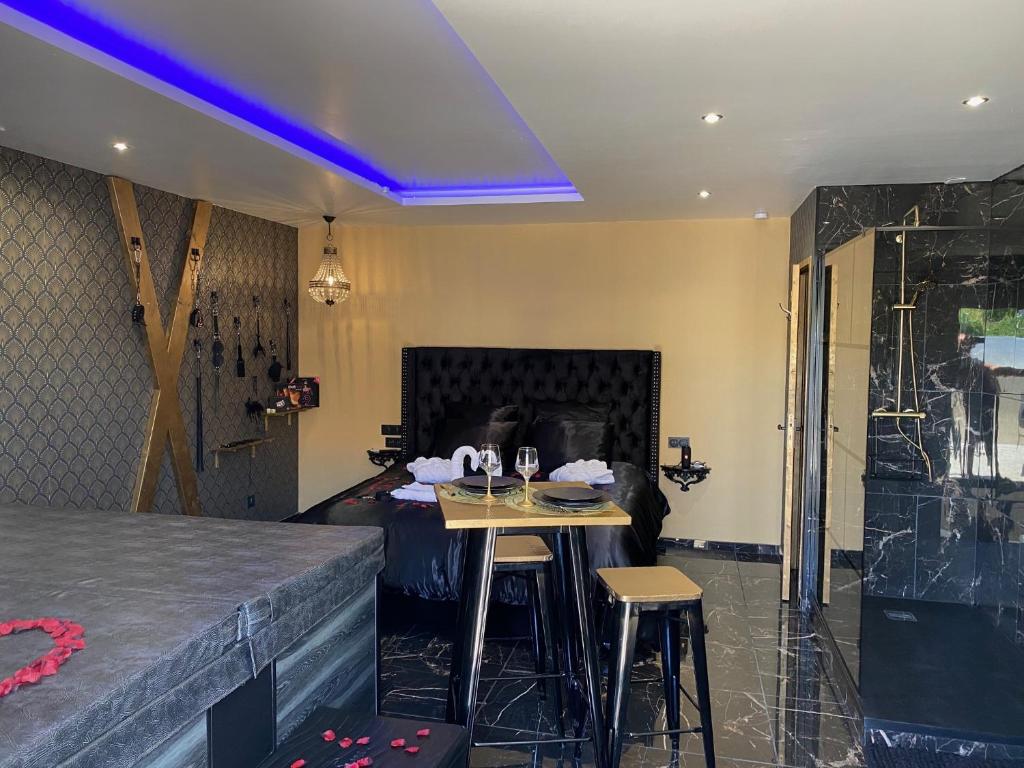 Désirs d&rsquo;une nuit – Loveroom jacuzzi — love room à Cagny