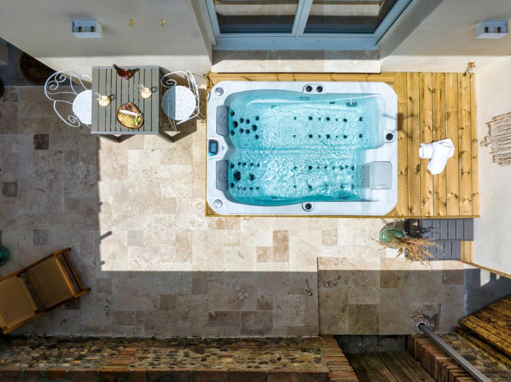 l&rsquo;Alcove – SPA&SAUNA privé – Oliveraie d&rsquo;Eurocentre — love room à Castelnau-d