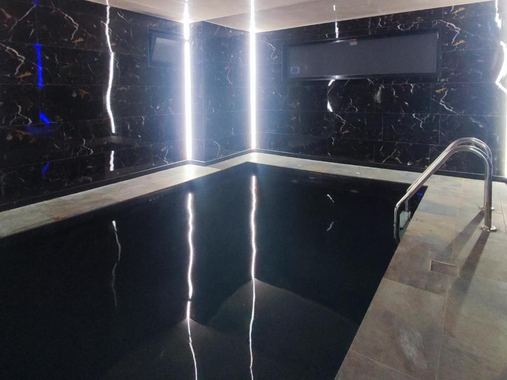 R luxury piscine et spa privatifs — love room à Colmar