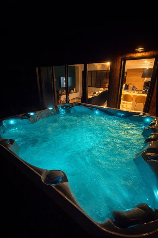 Love room L Usine Loft Spa Privé Centre Ville et garage Privé à Concarneau
