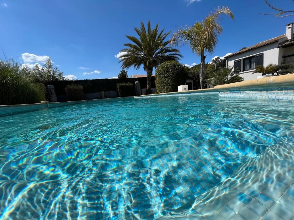 Une love room romantique avec jacuzzi pour couple à Congéniès (Gard)