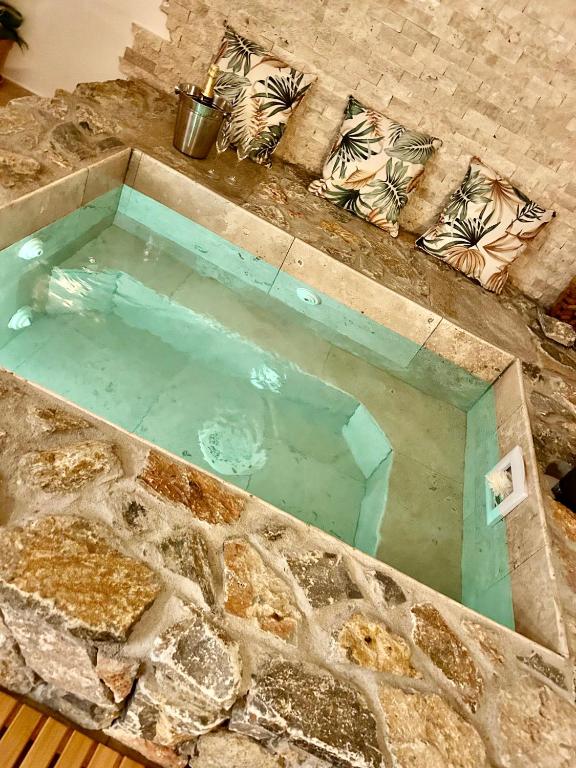 I pozzi jacuzzi furiani love room haute corse — love room à Furiani