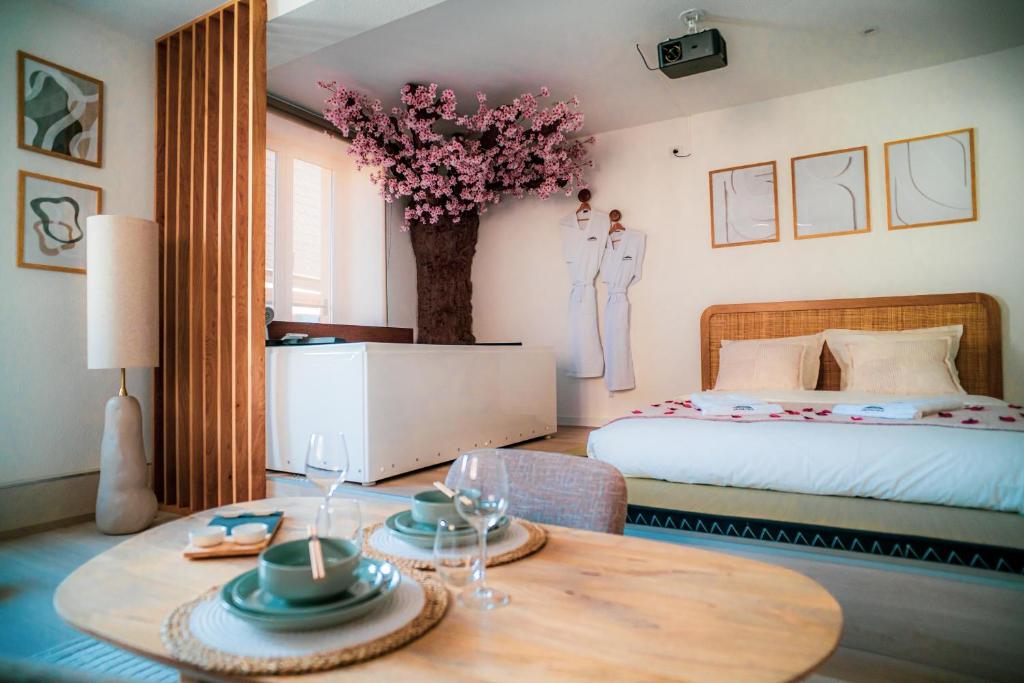 Nuit romantique, Suite avec jacuzzi et cinéma privé au design Japandi — love room à Guebwiller