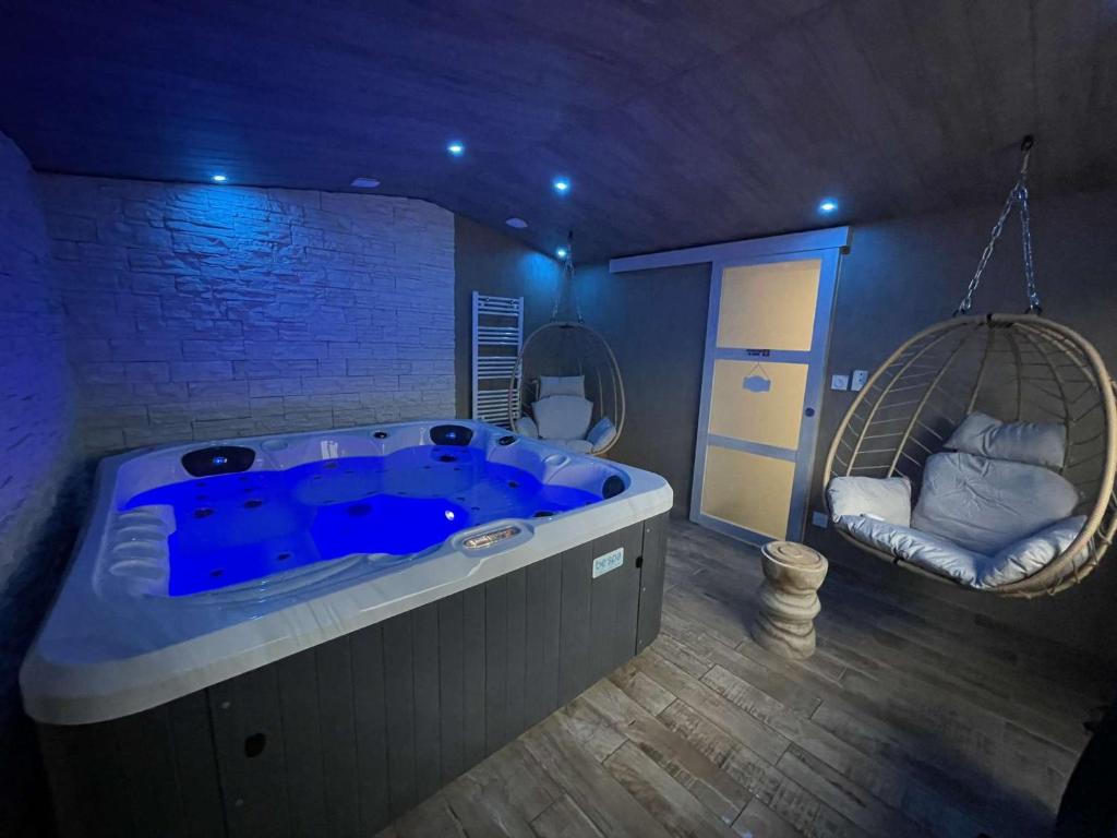 Une love room romantique avec jacuzzi pour couple à Landisacq (Orne)