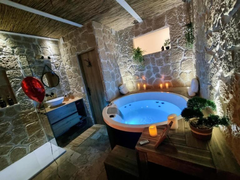 En bord de plage Les Spas de la mer, Suite & Spa, Love room, Plein Cœur du Grau