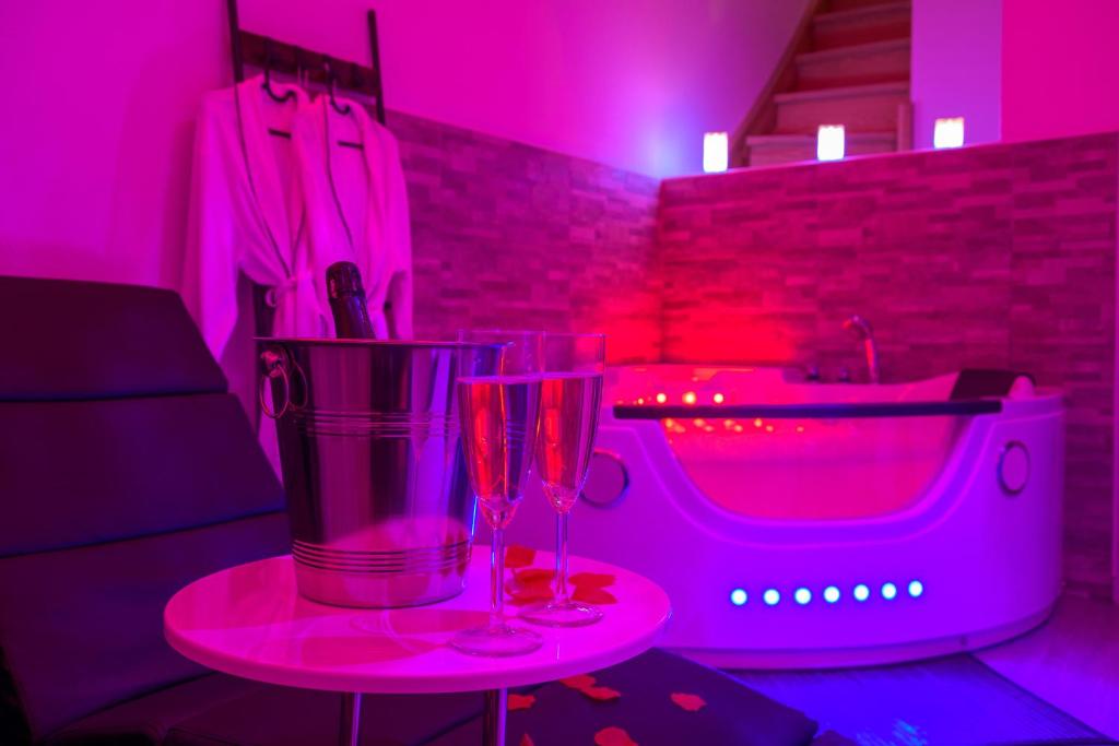 Love Room – Suite romantique avec spa privatif — love room à Le Puy-en-Velay