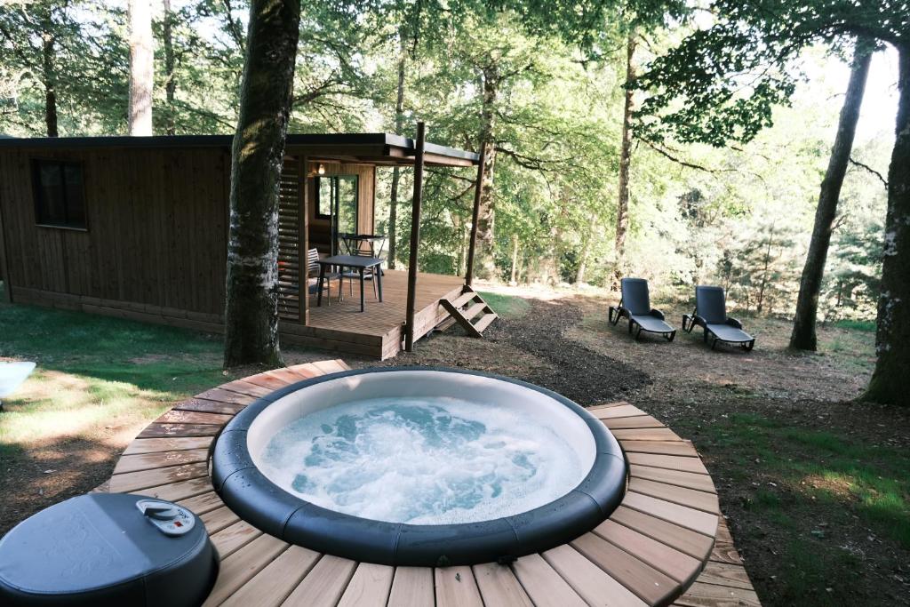 Plage Lodge avec SPA privatif – Foret et Lac — love room à Liginiac
