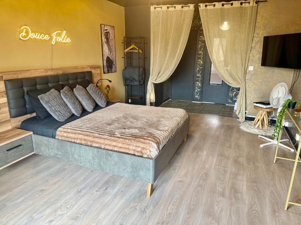Une love room romantique avec jacuzzi pour couple à Limoges (Haute-Vienne)