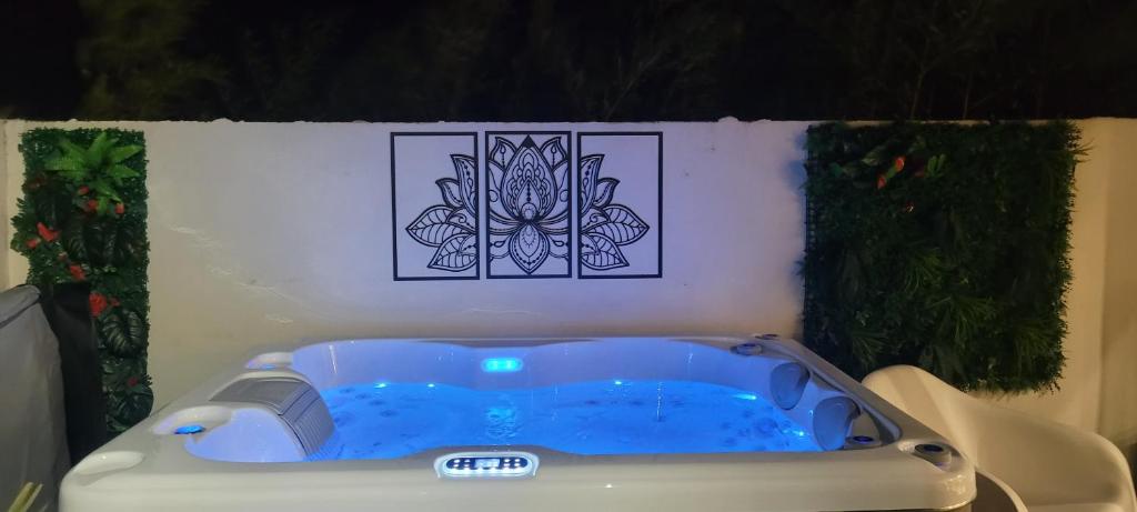 Le Chalet romantique avec jacuzzi privatif — love room à Lirac