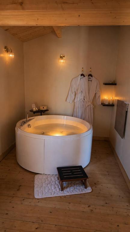 Love room Chalet romantique – Jacuzzi privatif – King size à Montignac-Charente